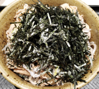 ポーク肉そば（なぜ蕎麦にラー油を入れるのか。）