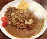 カレーのっけ焼きそば（鉄板バーはち）