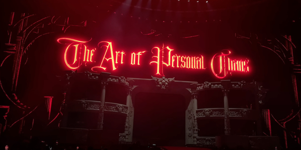 レディー・ガガのThe Mayhem Ballのセットとタイトル（The Art of Personal Chaos）