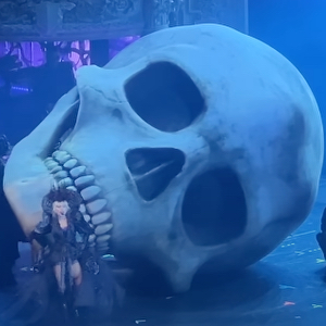 レディー・ガガの「The Mayhem Ball」の「Killah」