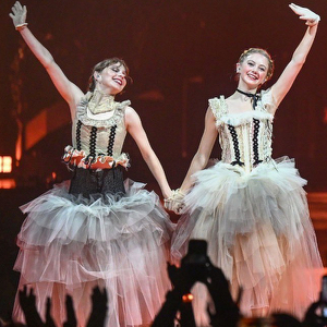 レディー・ガガの「The Mayhem Ball」のゲスト参加女優2人(Emma Myers、Evie Templeton)